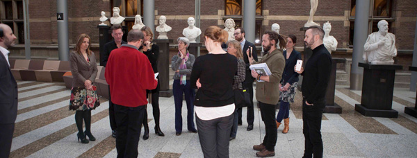 aanbieden petitie in hal tweede kamer 